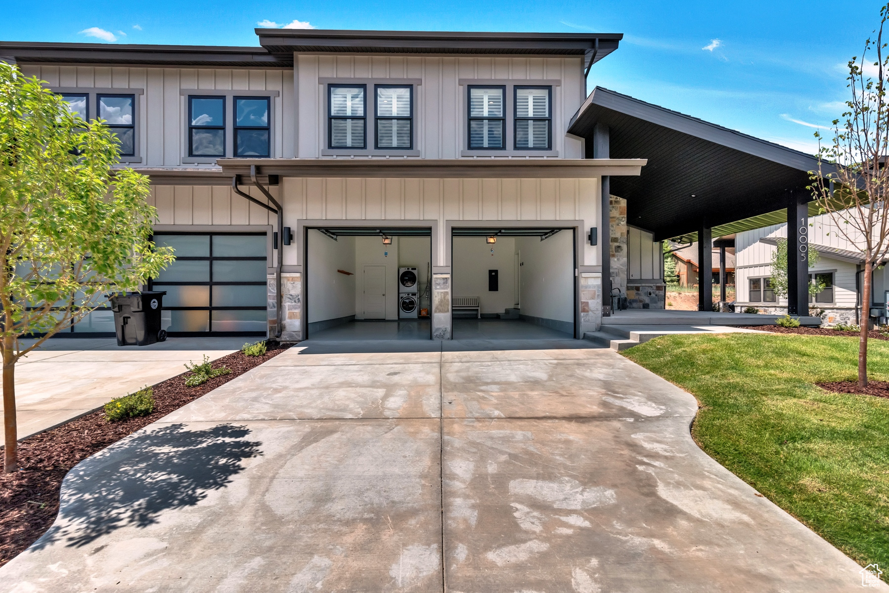 MAYFLOWER LAKESIDE - Residential