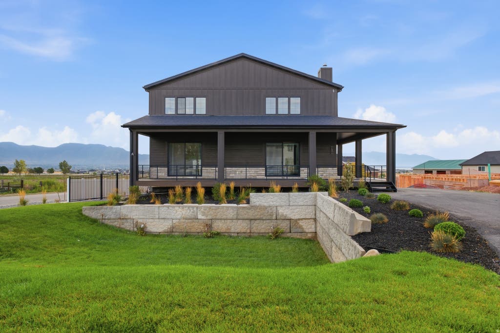 Photo of 408 N BARLOW CT, Saratoga Springs, UT 84045 (MLS # 2179088)