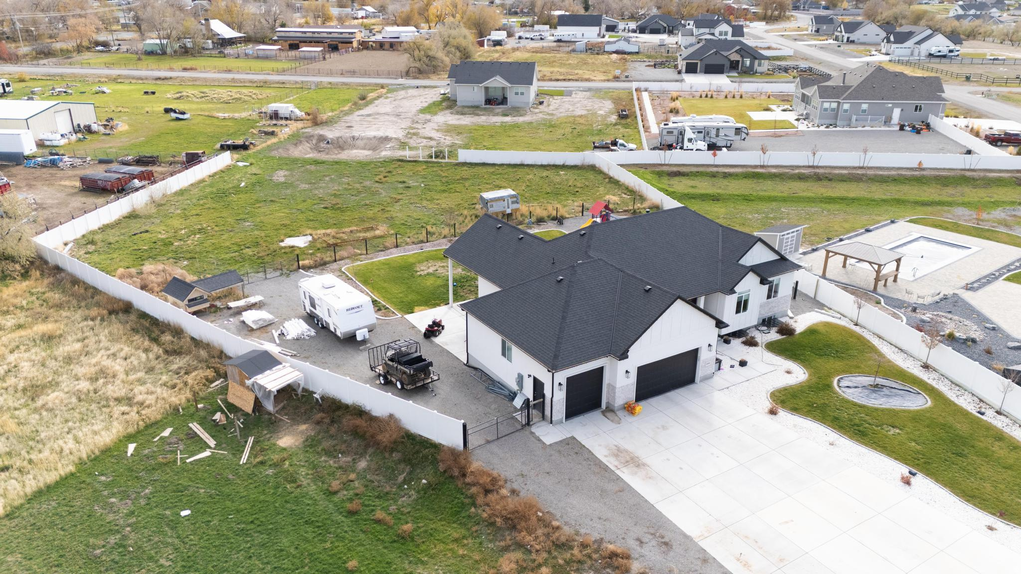 BRIDLE WALK - Residential