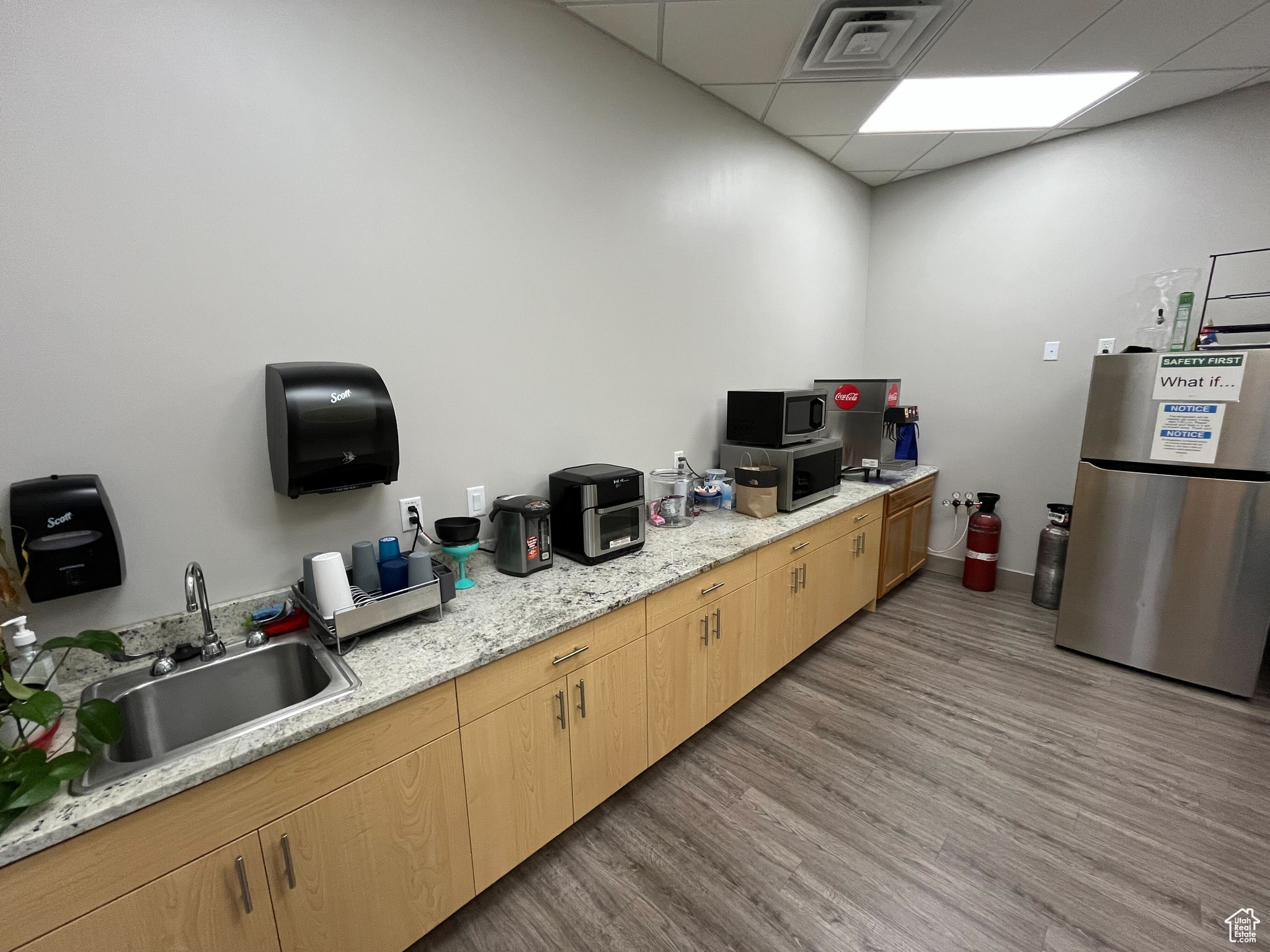 Main image without alt text