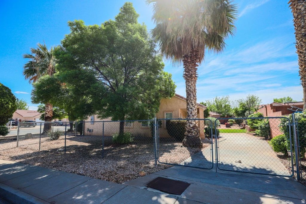 Photo of 1969 SAGEBRUSH DR, Santa Clara, UT 84765 (MLS # 2148057)