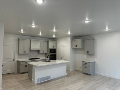 Tiny photo for 26 S MOONLIT RD, Mapleton, UT 84664 (MLS # 2132152)