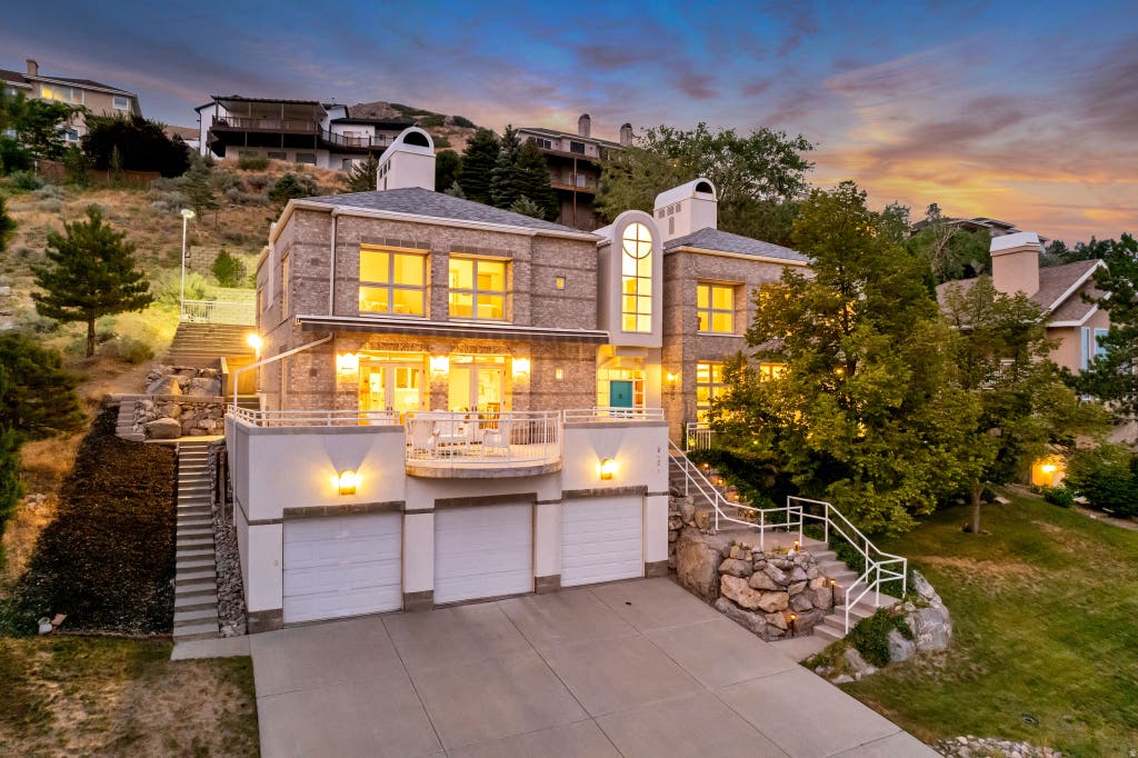 Photo of 2457 S SCENIC DR, Salt Lake City, UT 84109 (MLS # 2176521)