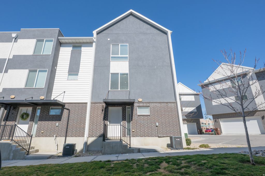 Photo of 75 E HAMBLIN LN #141, Clearfield, UT 84015 (MLS # 2141929)