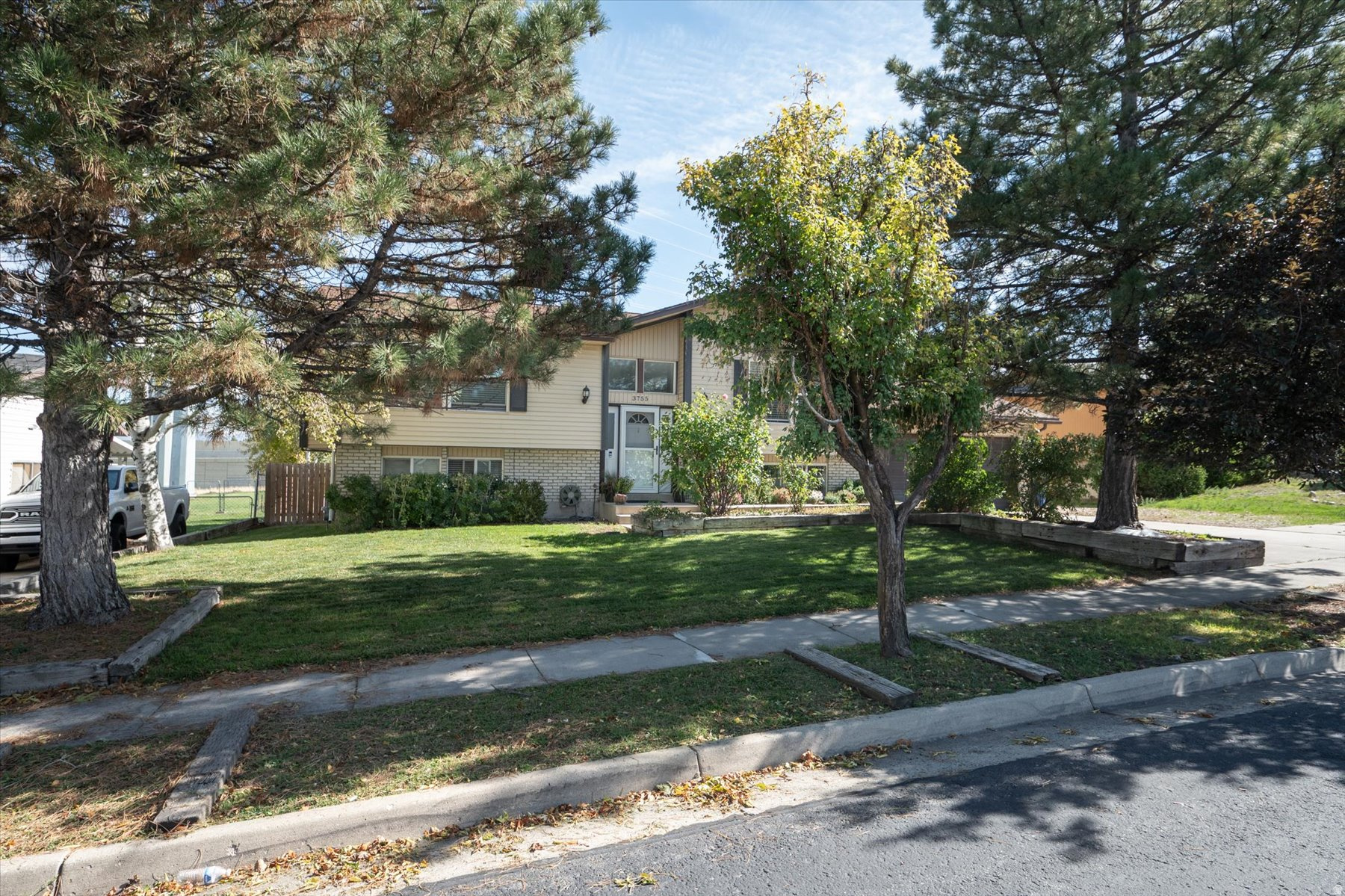 LARSEN ESTATES - Residential