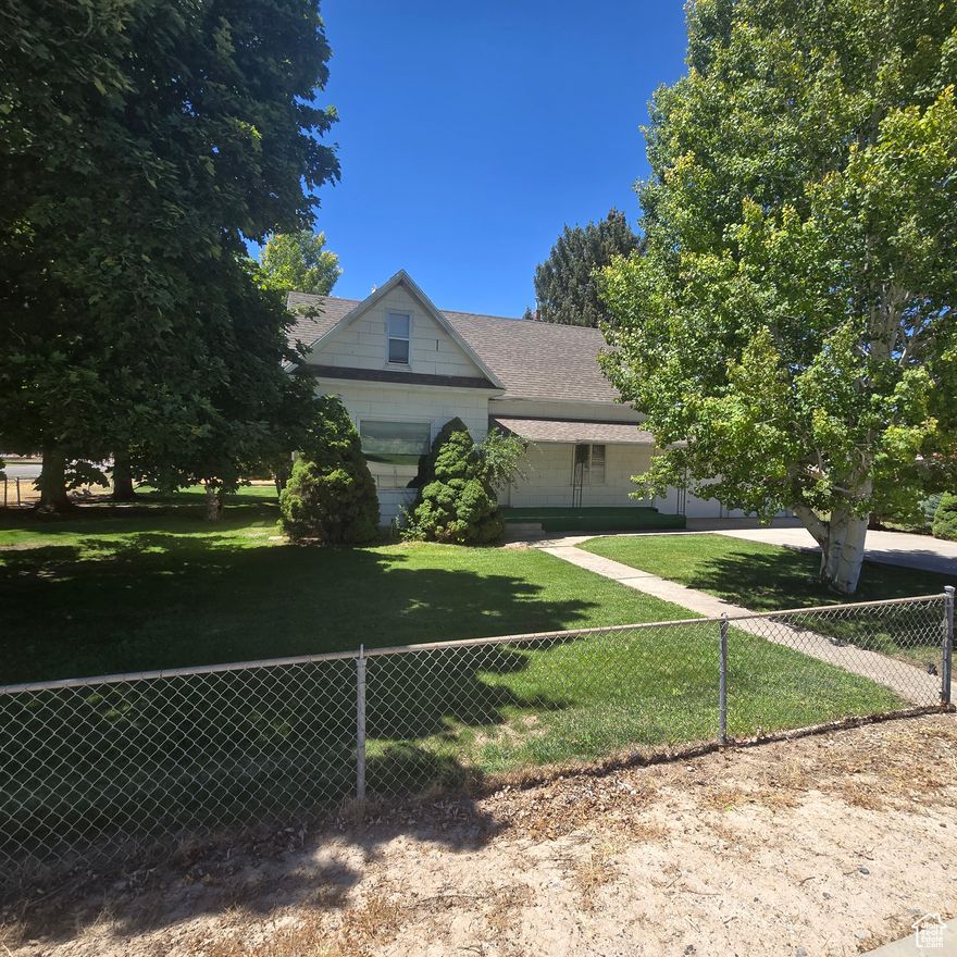 Price Reduction. Motivated seller. Great house in large lot in a quiet small town. Darling floor plan worth many extras. Acre size lot with animal rights.