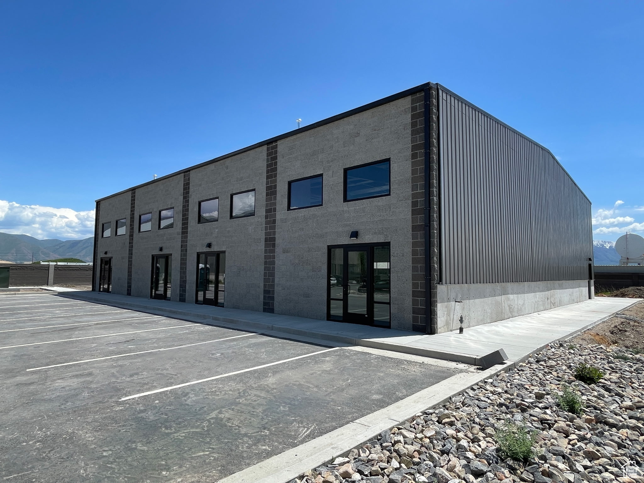 DB INDUSTRIAL - Commercial Lease
