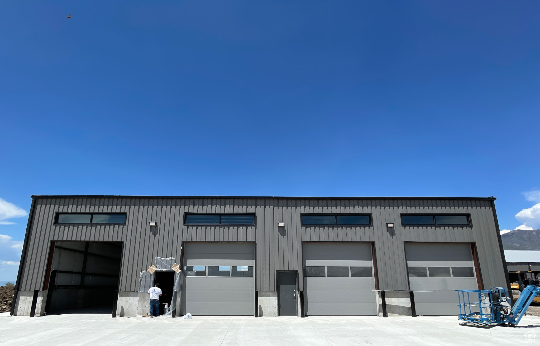 DB INDUSTRIAL - Commercial Lease