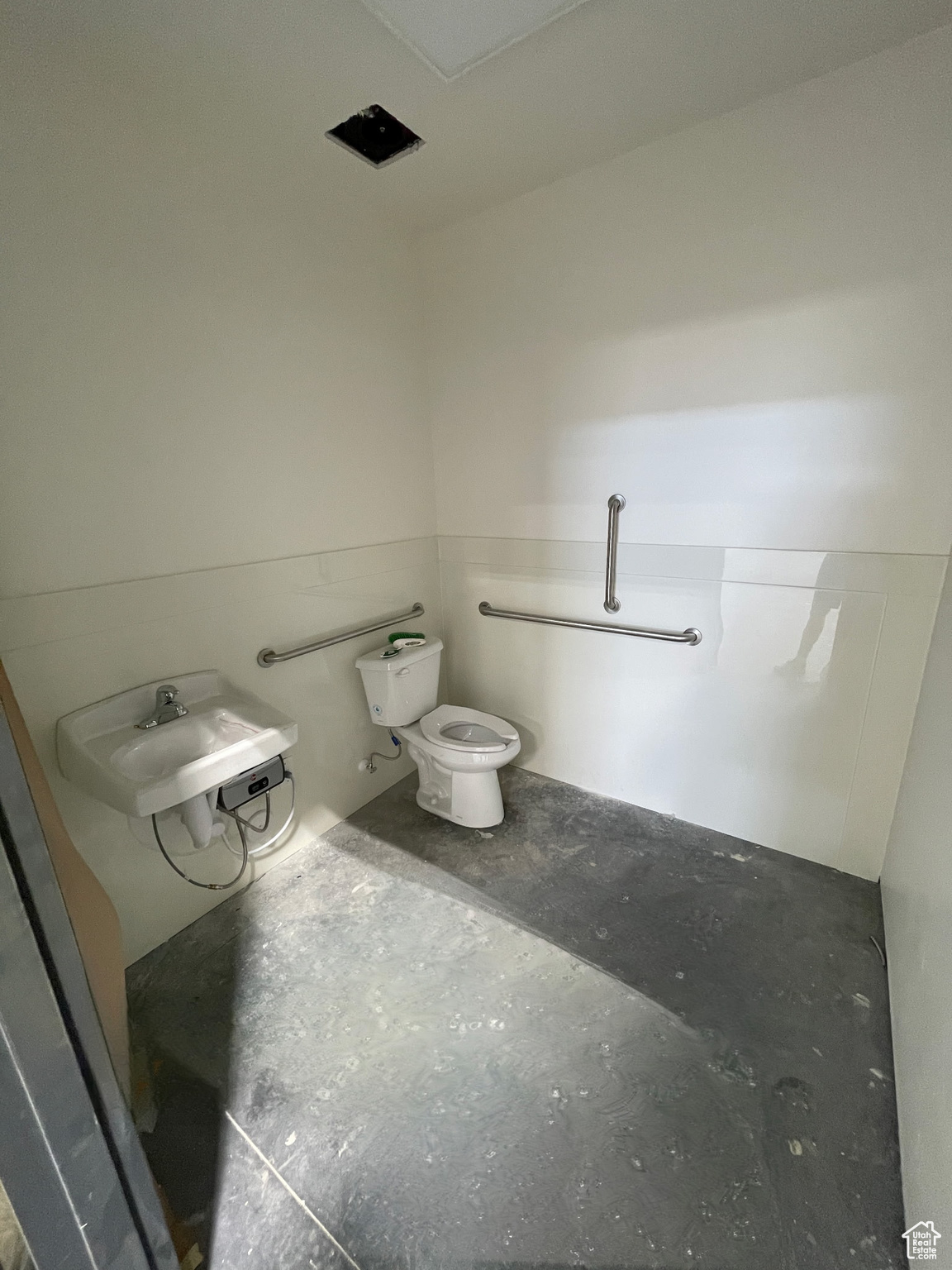 DB INDUSTRIAL - Commercial Lease