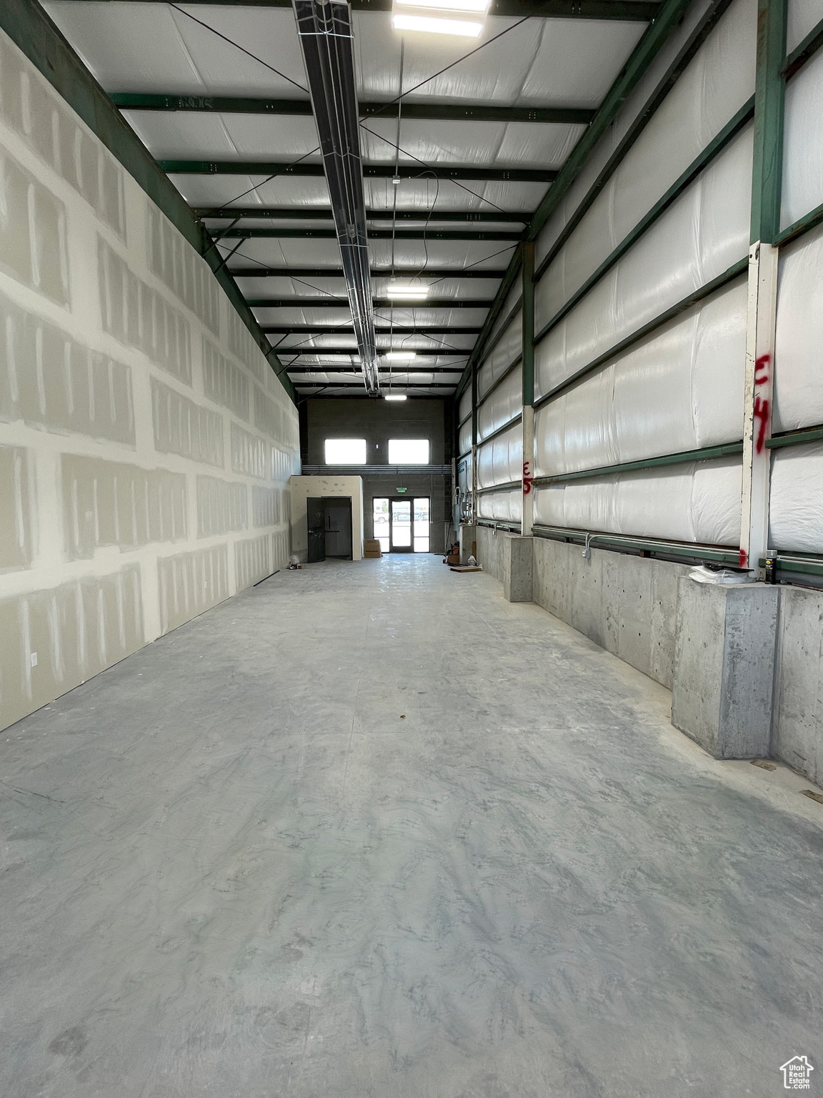 DB INDUSTRIAL - Commercial Lease