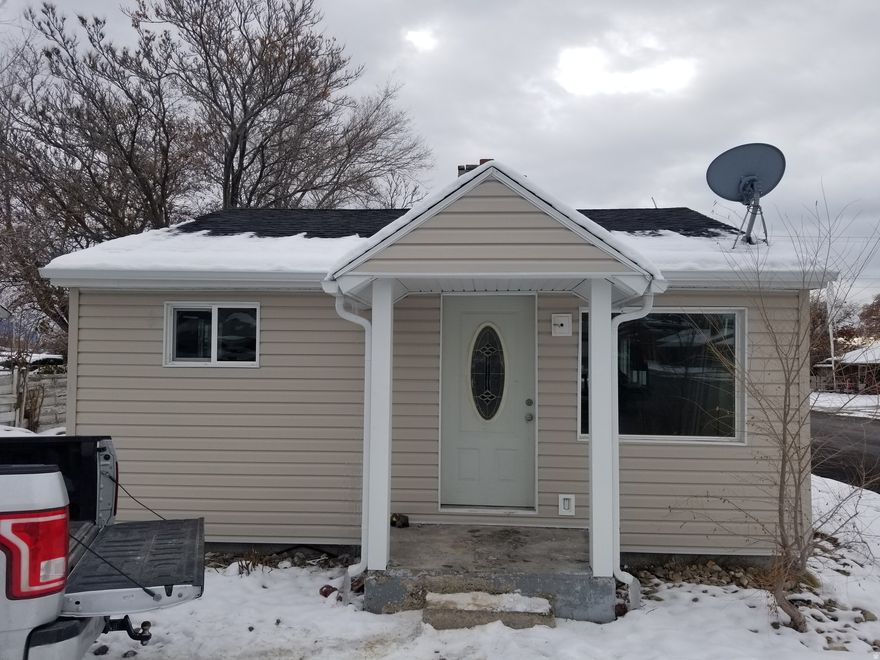Cute cottage with a yard. Two bedrooms and one bathroom (shower). Recently updated flooring (laminate), countertops (quartz), and paint. New vinyl windows.  Though it is small, you will be hard pressed to find an actual house with a yard at this price point.