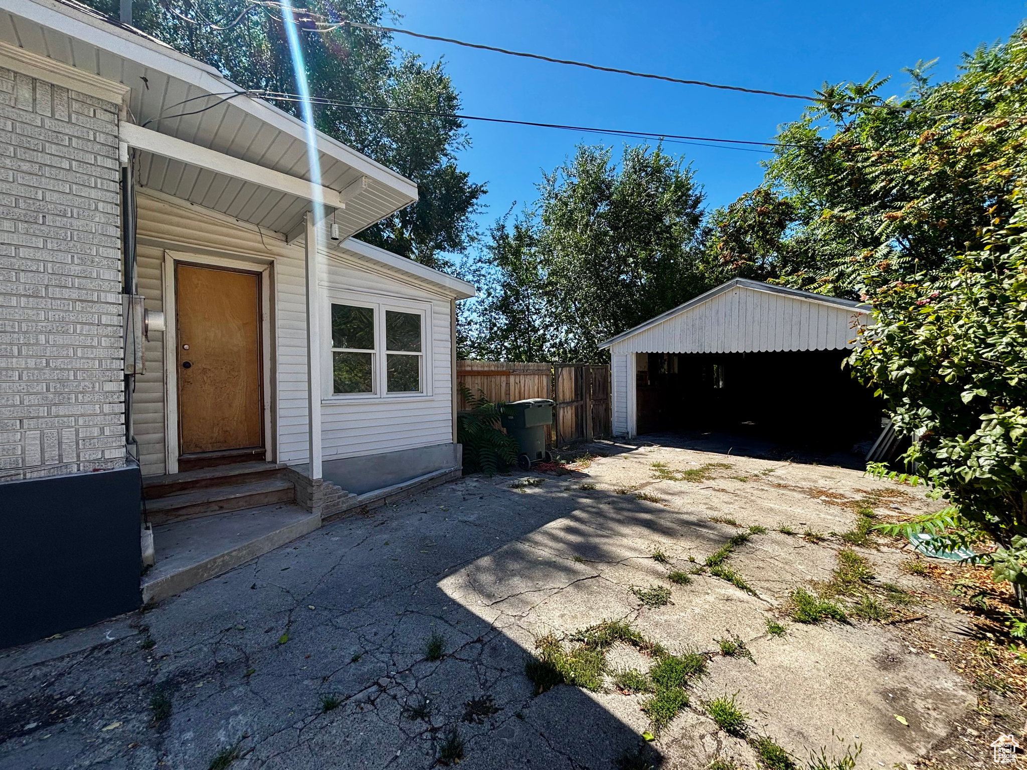 Main image without alt text