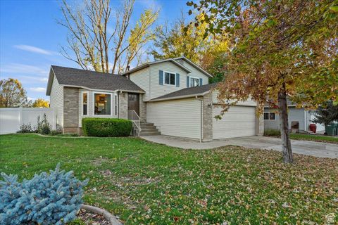 Photo of 818 E CREEKSIDE DR S, Layton, UT 84041 (MLS # 2118736)