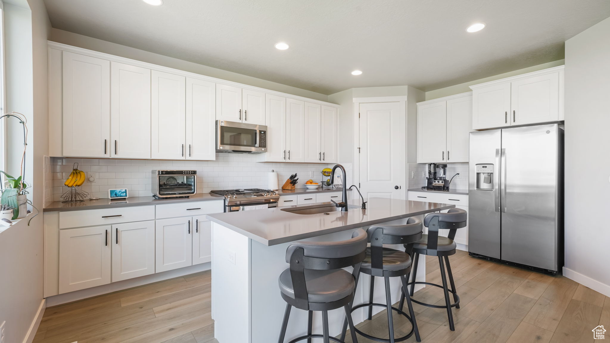 BROADVIEW SHORES 618 - Residential