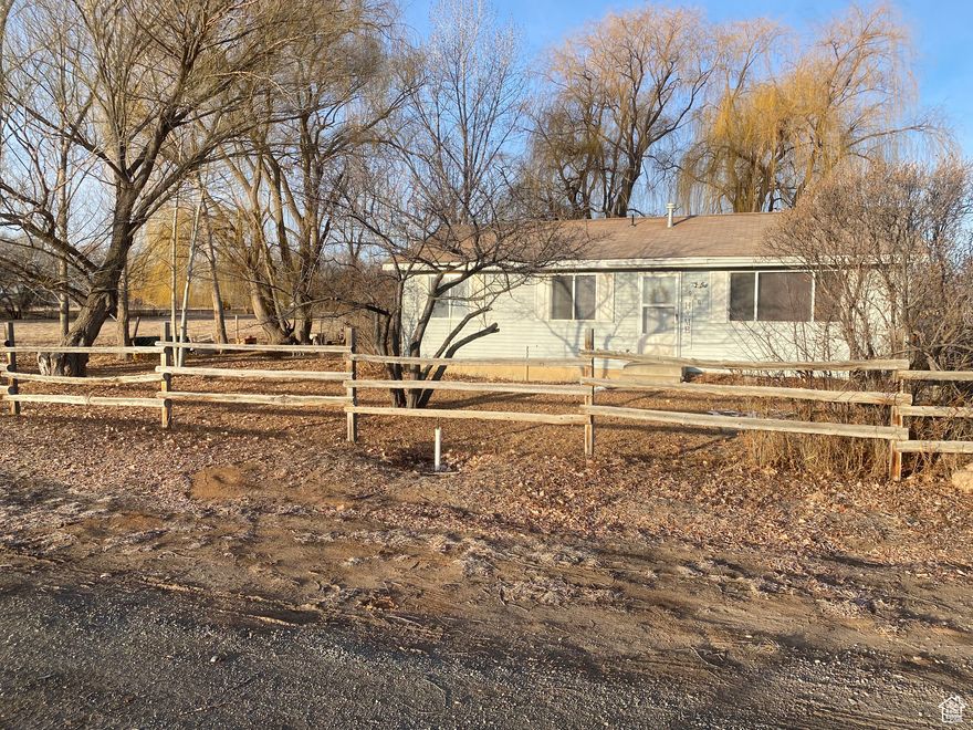 3 Bed 1 1/2 Bath, Rural area with mature landscaping sprinkling system view of Split Mountain, close to park. Listing agent is related to the seller. Sqft, acreage,taxes per County Records. Buyer to verify all information.