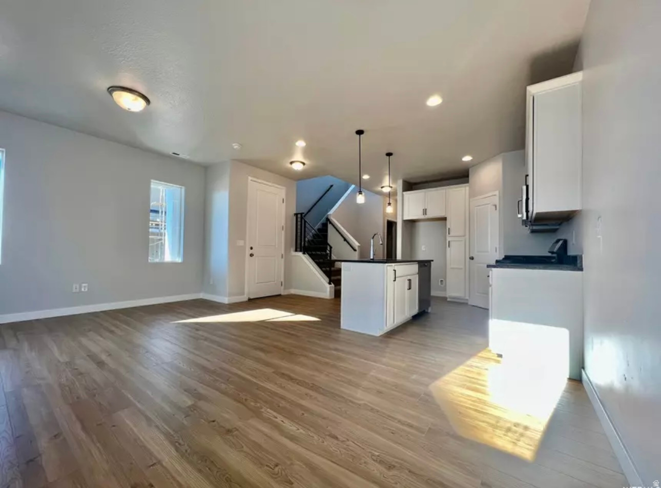 SALT POINT - Residential Lease