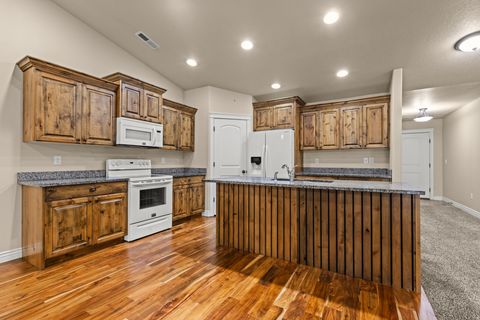 Tiny photo for 524 HYDE PARK LN, Kaysville, UT 84037 (MLS # 2134670)