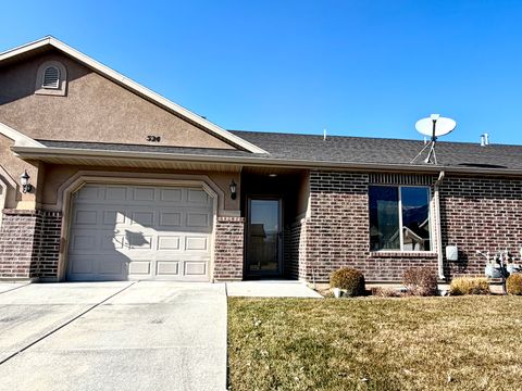 Photo of 524 HYDE PARK LN, Kaysville, UT 84037 (MLS # 2134670)