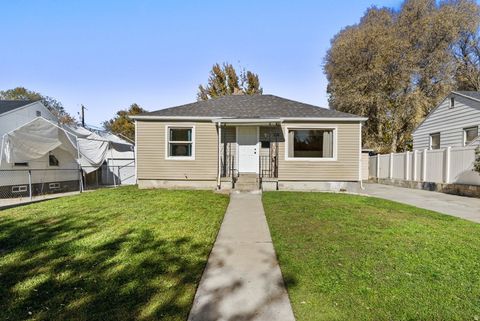 Photo of 121 S LAKEVIEW DR, Clearfield, UT 84015 (MLS # 2121173)