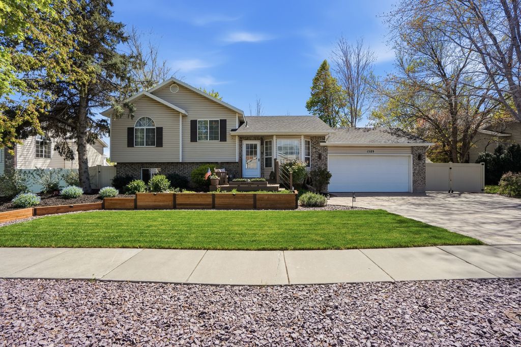 Photo of 1589 W PLUM CREEK DR S, West Jordan, UT 84088 (MLS # 2150842)