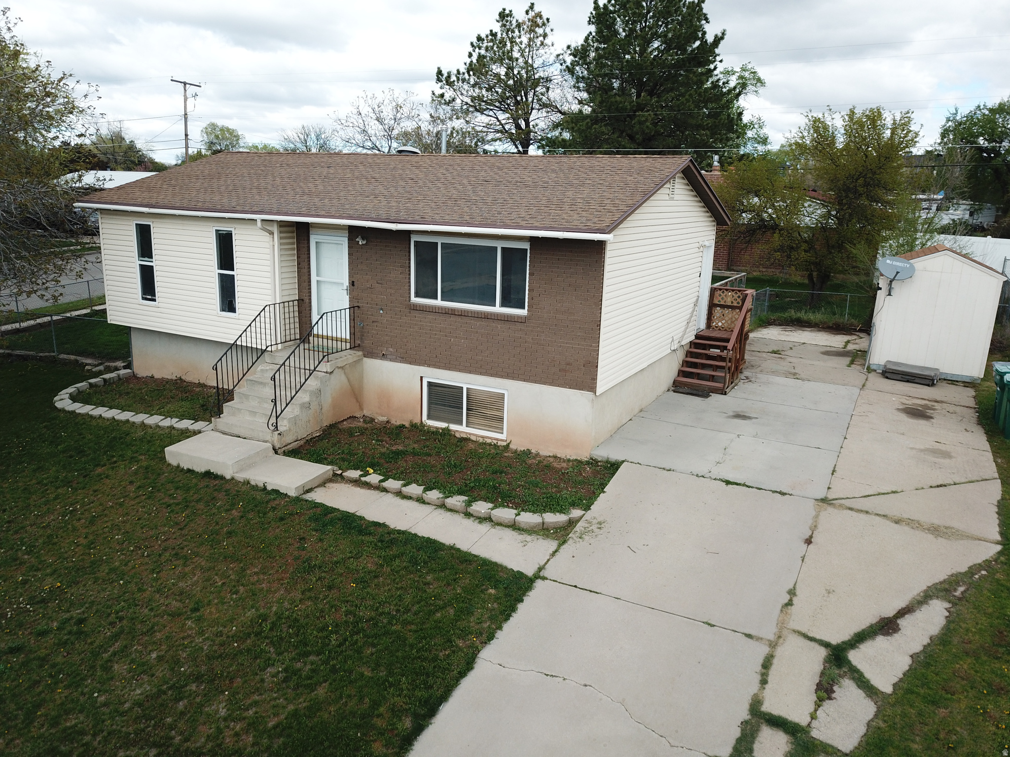 Main image without alt text