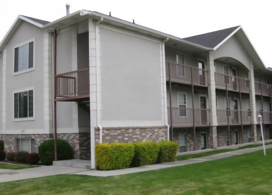 Discover comfortable ground-level living in this inviting Times Square condominium on Orem Blvd. Perfect for all lifestyles. Prime location just minutes from BYU, UVU, University Place shopping, dining, and freeways. Enjoy low-maintenance condo living in a great, welcoming community with serene green spaces, mature trees, and a peaceful central courtyard. Ideal for students, professionals, or anyone seeking convenience and tranquility in the heart of Utah Valley. Don't miss out-schedule your showing today!