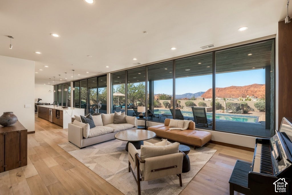 Photo of 4552 N PAINTED SKY DR, Saint George, UT 84770 (MLS # 2188186)
