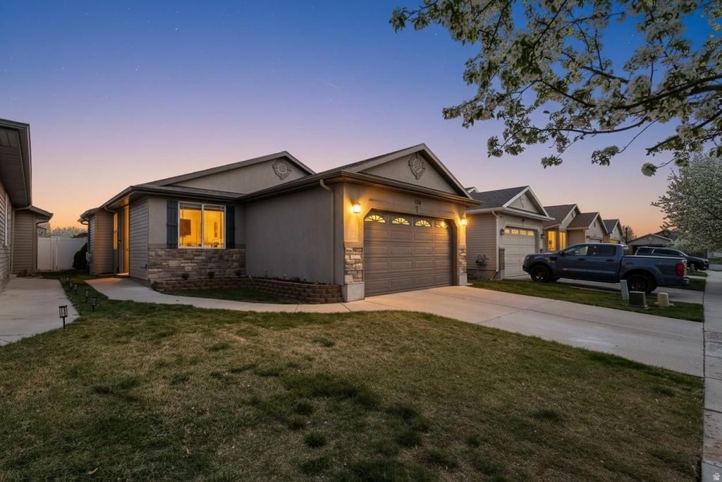 Photo of 726 N SKIPTON DR, North Salt Lake, UT 84054 (MLS # 2146345)