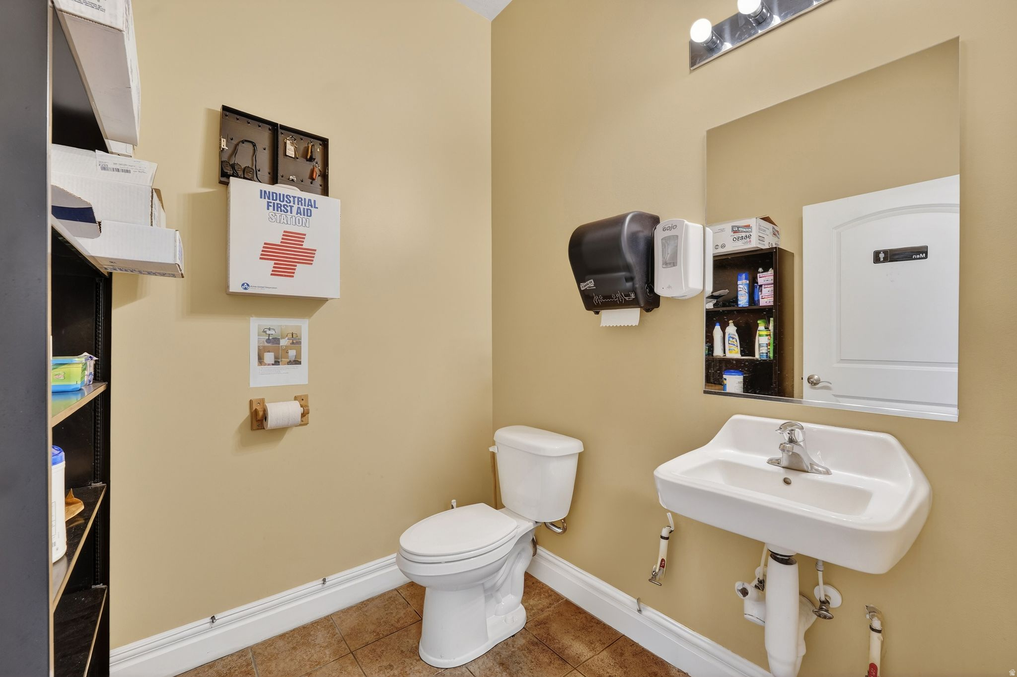 Main image without alt text