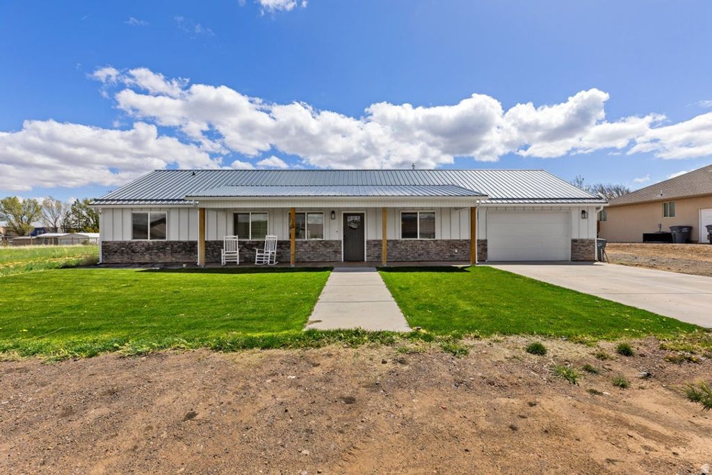 Photo of 623 S 150 E, Enterprise, UT 84725 (MLS # 2153993)
