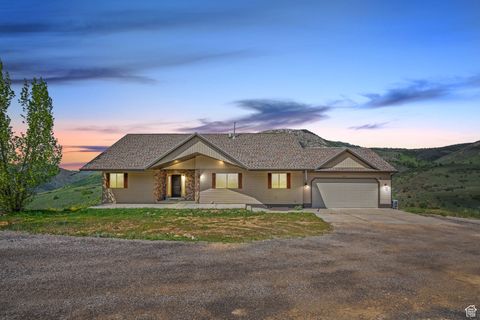 Photo of 2013 N RIVER VIEW CIR, Huntsville, UT 84317 (MLS # 2084610)