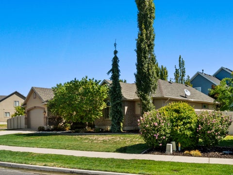 Tiny photo for 564 N SPRING MEADOW LN. LN W, Farmington, UT 84025 (MLS # 2179559)