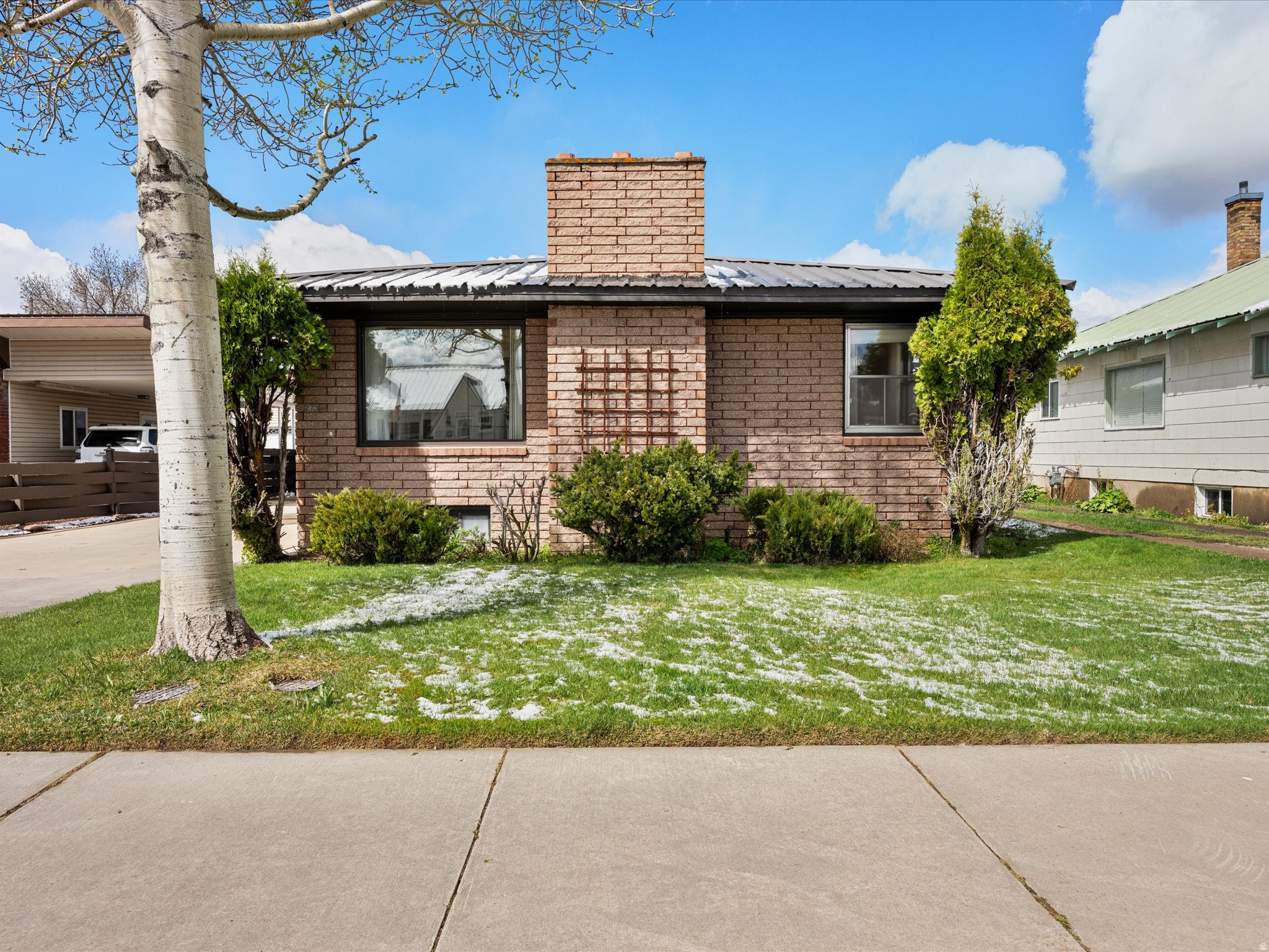 Main image without alt text