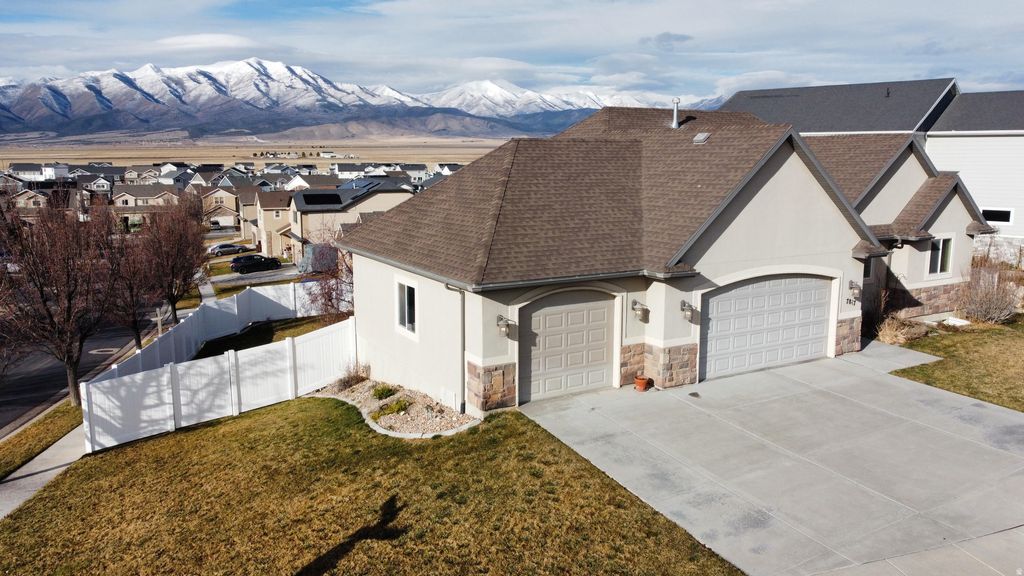 Photo of 7817 N BLUE SPRUCE RD E, Eagle Mountain, UT 84005 (MLS # 2129789)