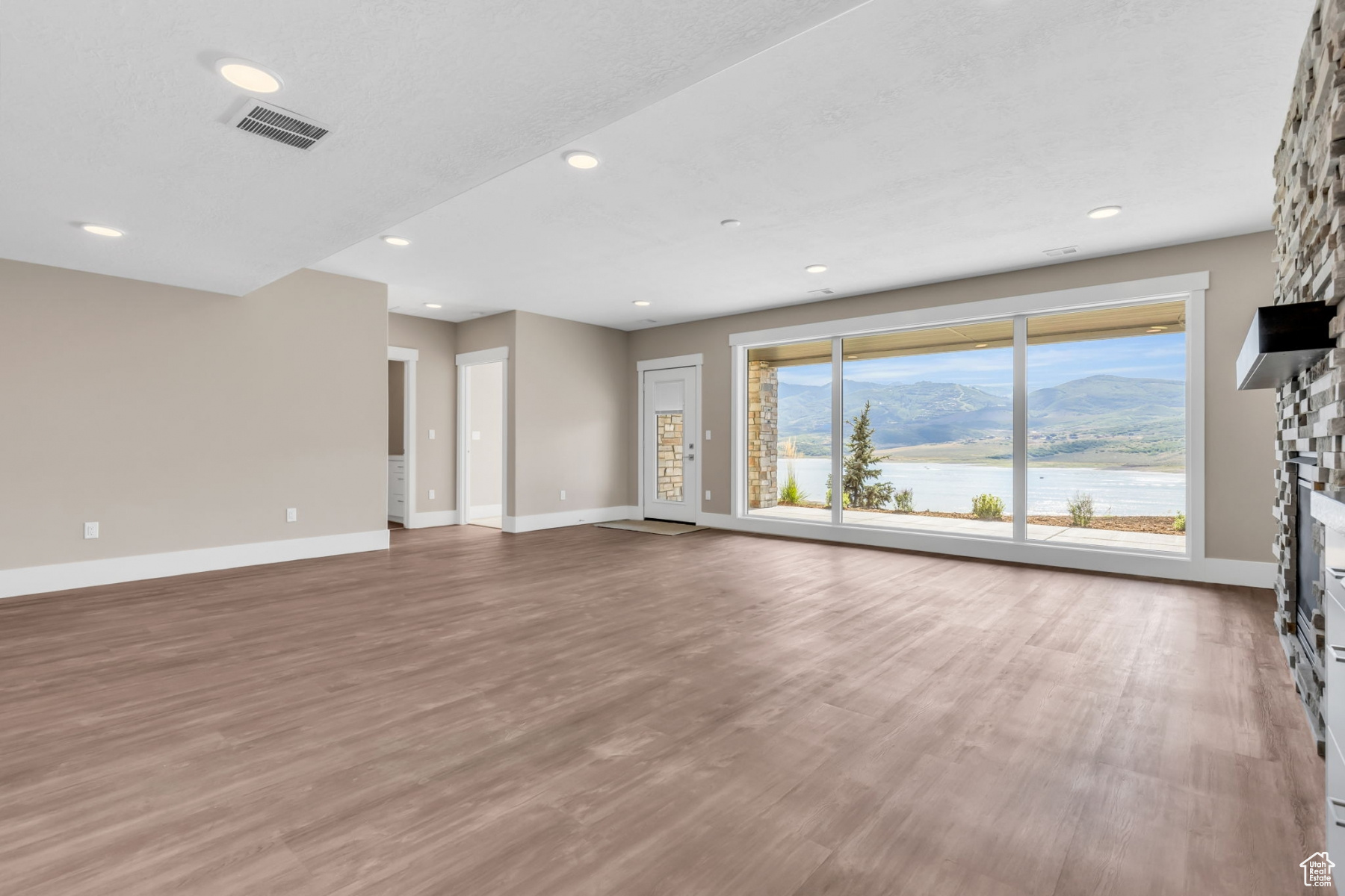 SHORELINE - Residential Lease