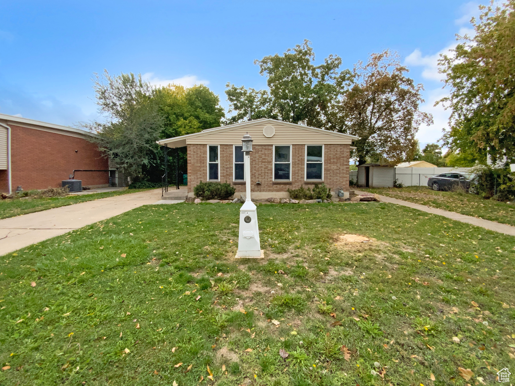 Main image without alt text