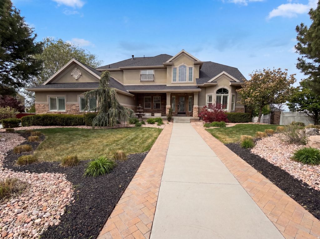 Photo of 557 E HOLLOW CREEK RD, Draper, UT 84020 (MLS # 2152409)