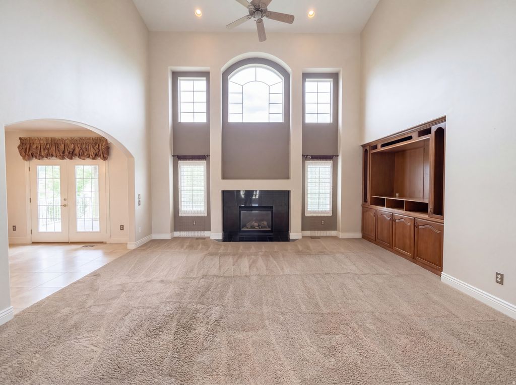 Photo of 557 E HOLLOW CREEK RD, Draper, UT 84020 (MLS # 2152409)