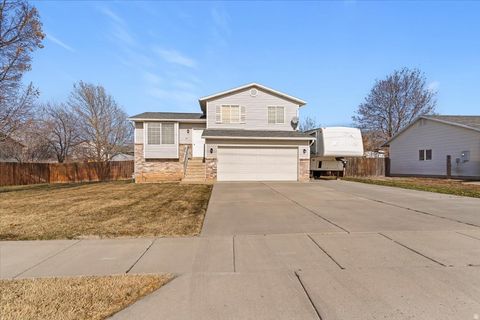 Photo of 516 W 200 S, Clearfield, UT 84015 (MLS # 2135473)