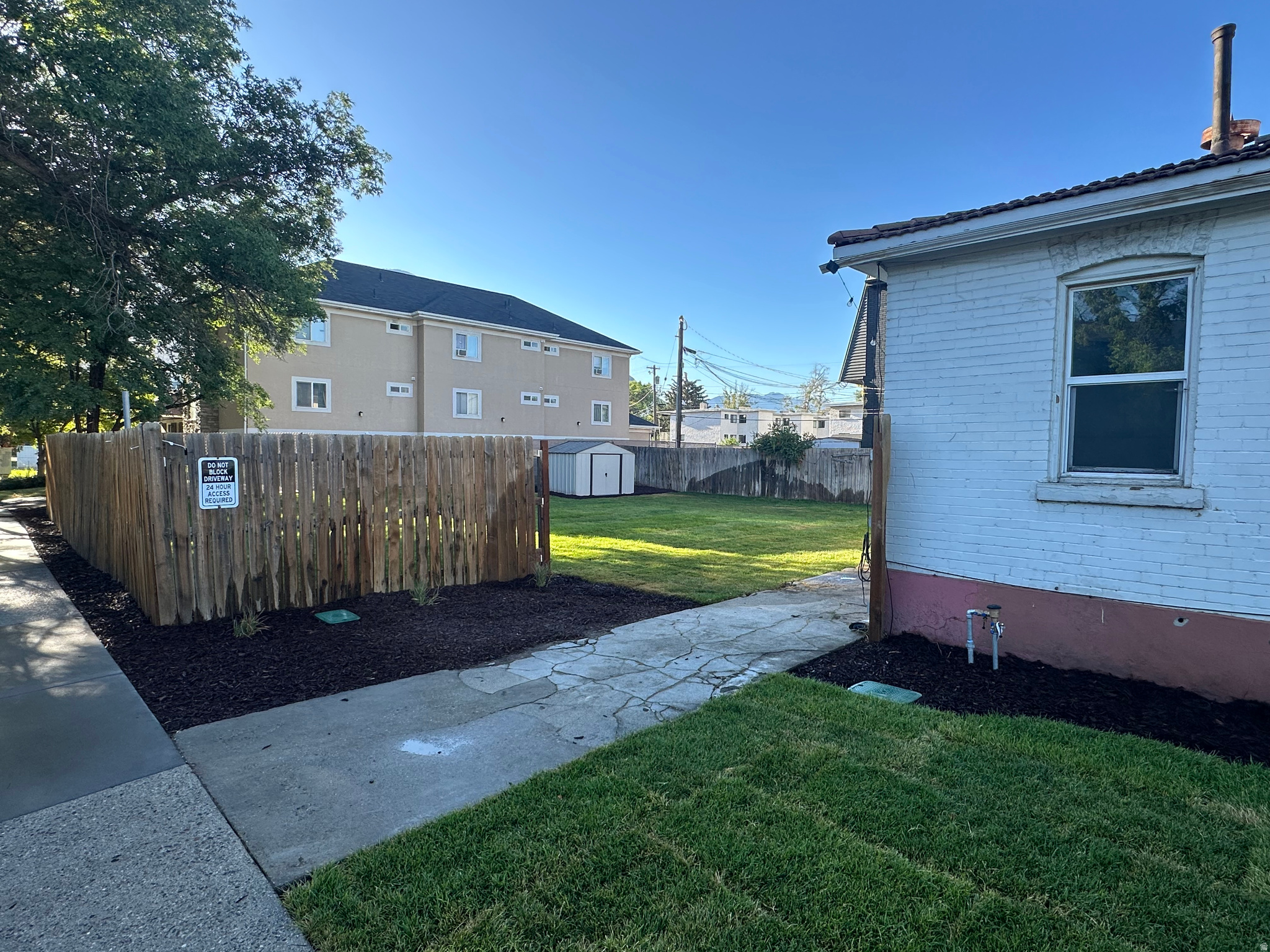 Main image without alt text