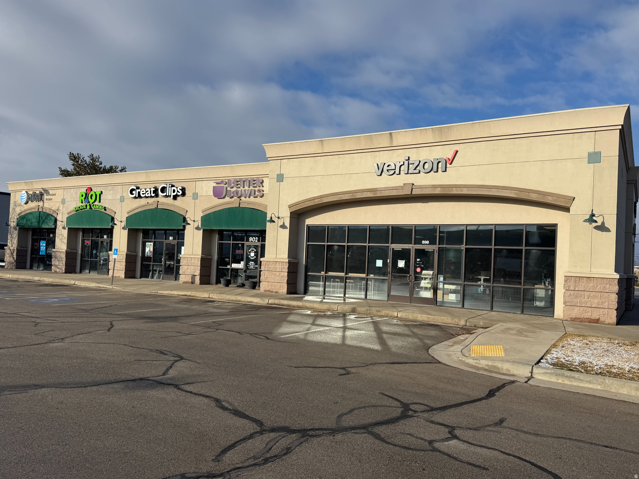 Main image without alt text