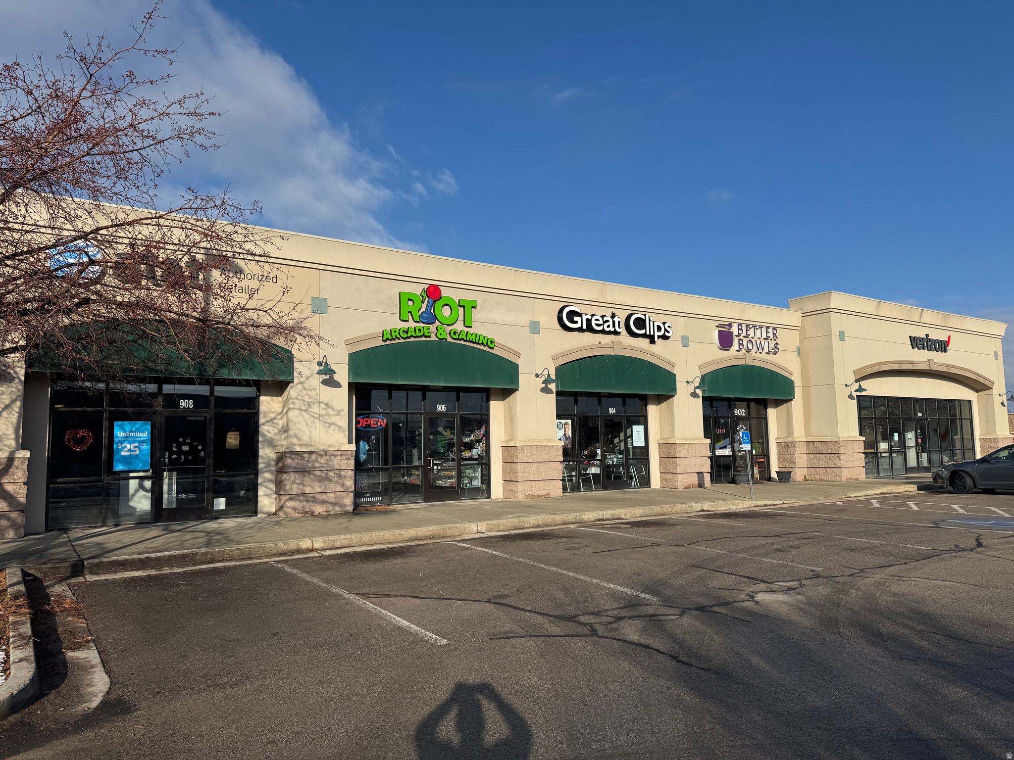 Main image without alt text