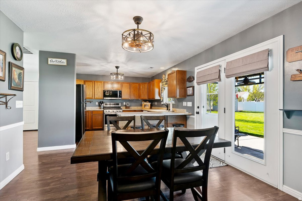 COUNTRY MEADOW EST - Residential