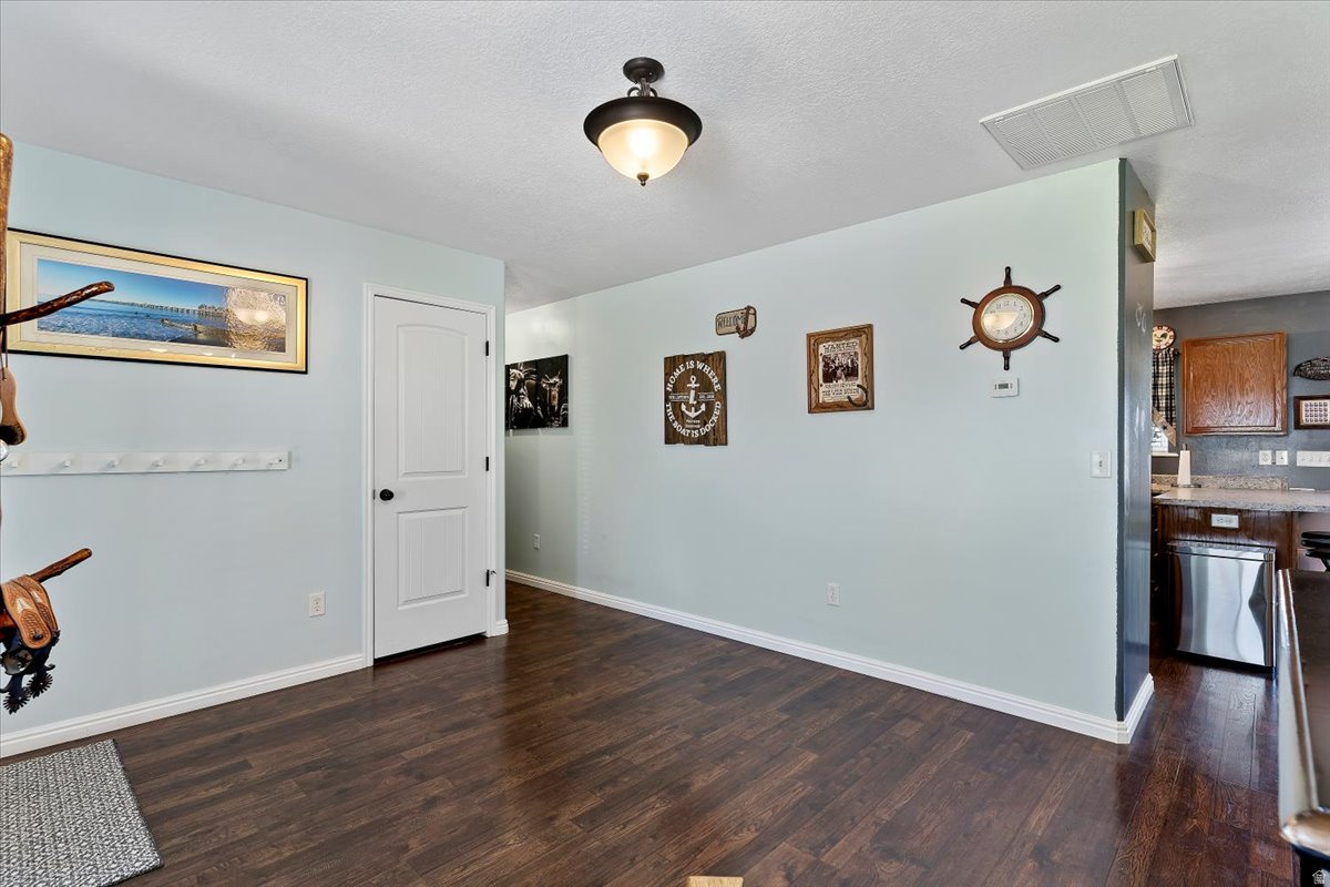 COUNTRY MEADOW EST - Residential