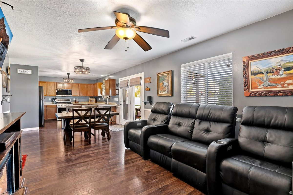 COUNTRY MEADOW EST - Residential