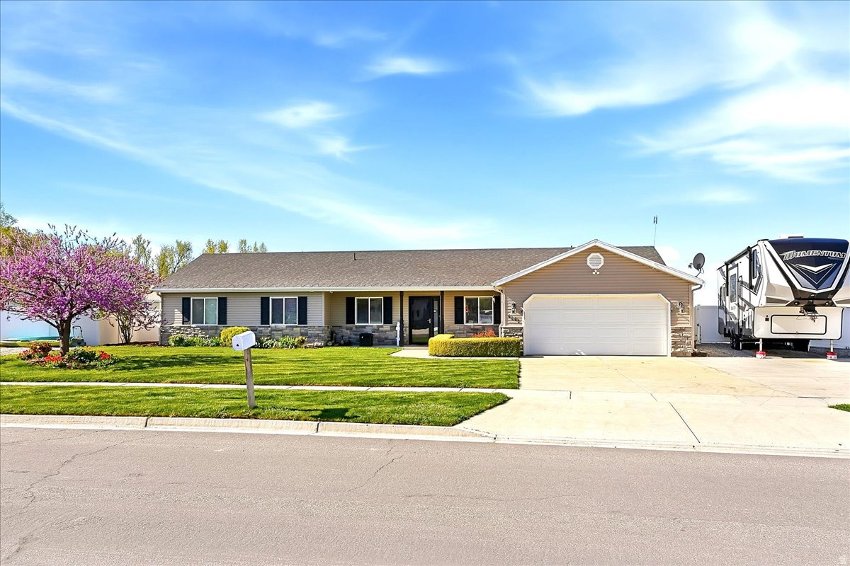 COUNTRY MEADOW EST - Residential