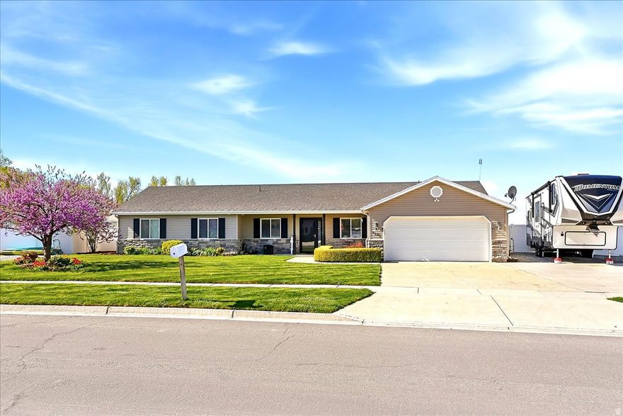 Quiet single-level 4/2 (no stairs!) w/ RV parking. Updated kitchen & dream patio w/ fan/shades. Best July 4th fireworks seat! Large fenced yard w/ mature trees. Near parks, hunting, fishing & dining. Peaceful living at its best! Call your agent today!