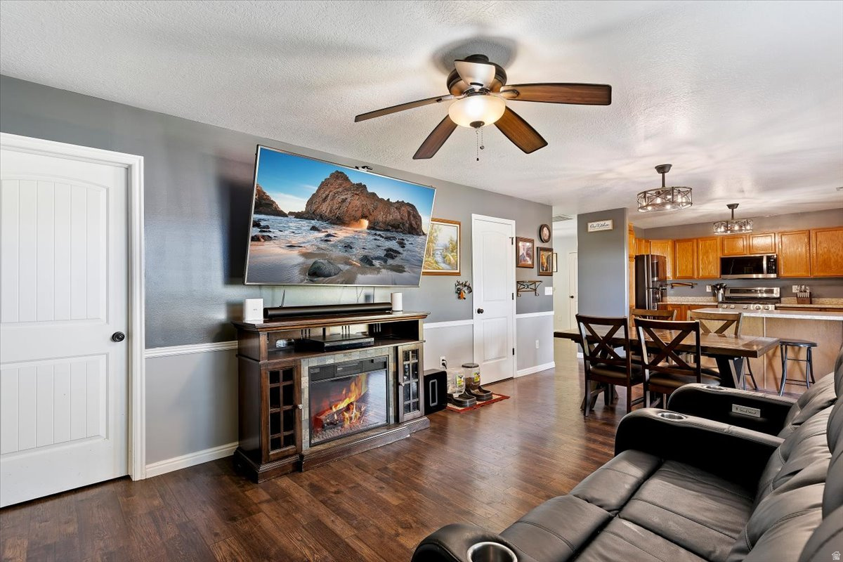 COUNTRY MEADOW EST - Residential