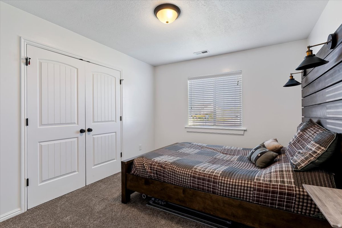 COUNTRY MEADOW EST - Residential