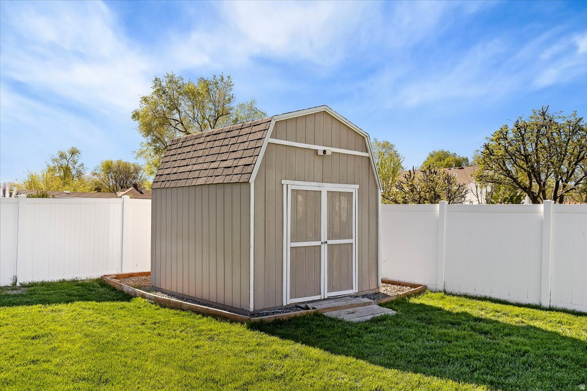 COUNTRY MEADOW EST - Residential